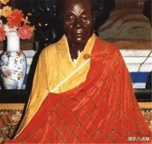 日本间谍假扮医生在中国潜伏,秘密偷走一具遗体,运回国后成国宝
