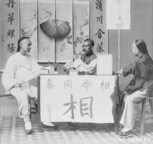 清末真实照片,地主小老婆扭扭捏捏,祖孙三人在墙根酒足饭饱
