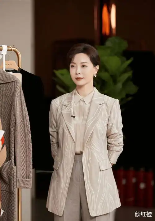 女人过了30岁,穿西服和大衣就是洋气,陈数袁泉都爱穿,显气质
