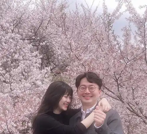 韩国知名女星晒出和同学的情侣照
