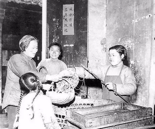 60年代中国物价小学一年级学费只要8毛,一块钱能吃上好几天
