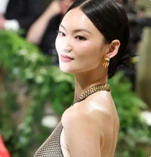 纽约这一晚,国际女星个个风情万种,但被2位中国女星艳压了
