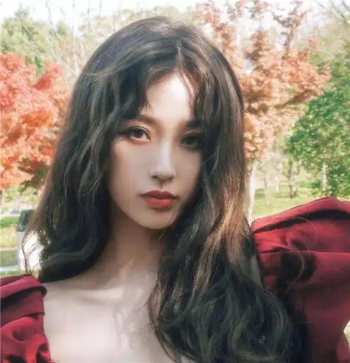 名校生暗讽虞书欣为老赖之女,粉丝不满公然网暴,秒被官方打脸
