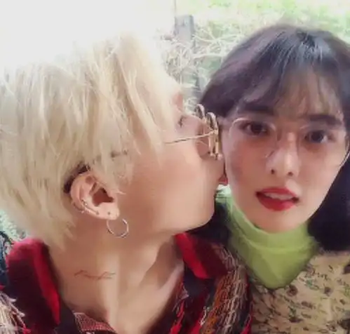 泫雅又秀恩爱和金晓钟穿情侣装甜蜜合照,满脸黑痣成焦点
