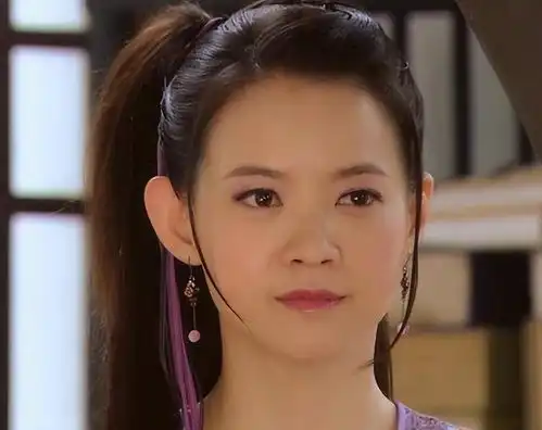 50岁曾宝仪与70岁曾志伟一同逛街,引发女性容颜焦虑的思考
