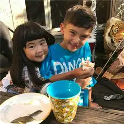 最新萌娃情侣头像一对两张超可爱小孩情侣头像合照一人一张
