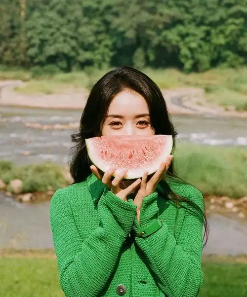 疑似空姐云南航班偶遇赵丽颖,兴奋发文职业高光时刻
