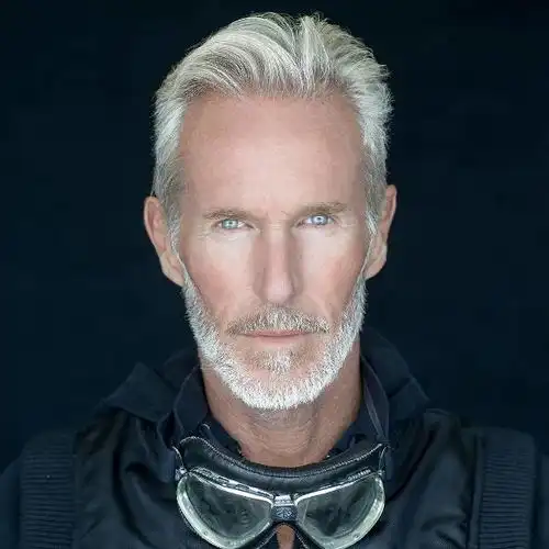 国外版60岁大爷的退休生活,飙车冲浪登山玩爆小鲜肉
