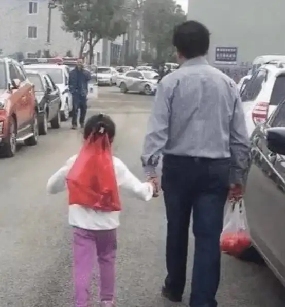 不小心摘株草就被罚一千看到网友的评论后,我愿意一直被罚哈哈
