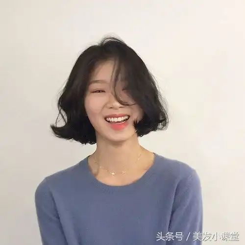 30岁以后的女性,剪这样的发型,脸大也不担心
