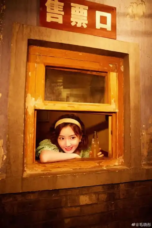 33岁毛晓彤港风绝了,绿色波点衬衫配白长裙,气质复古似画中女郎
