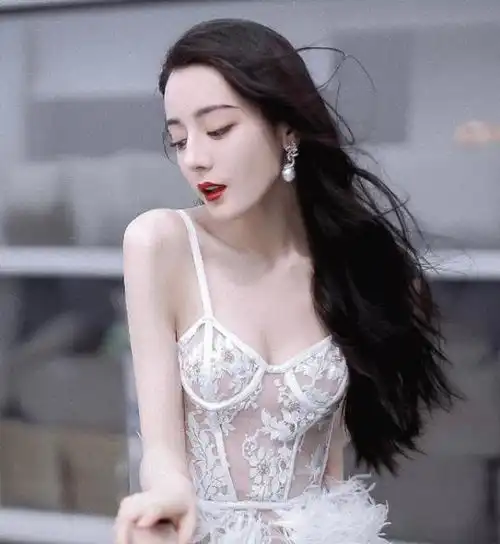 迪丽热巴发文告别乔晶晶,六年前角色成焦点,与baby相似
