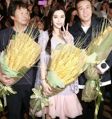 范冰冰小女人照片,现场扮兔子,咬手指好可爱,心都要化了
