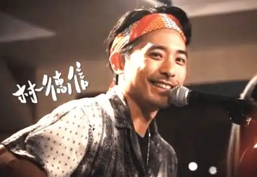 两大星二代罕同框林子祥儿子帅气有型,许冠杰儿子长相憨厚老实
