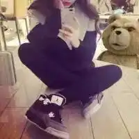 盘腿坐的女生头像用手机捂脸
