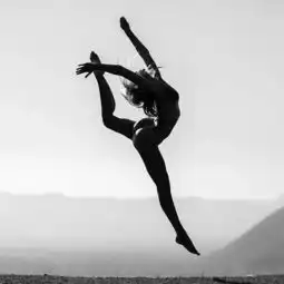 25岁女孩用裸照诠释对生命的热爱
