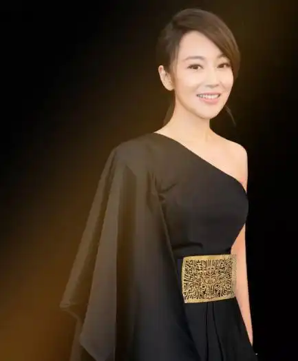 2019年深夜,闫妮前男友来她家门前挽留,三天后两人合照曝光
