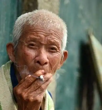 104岁老人的长寿秘诀,抽烟喝酒样样来,唯独这件事从来不干
