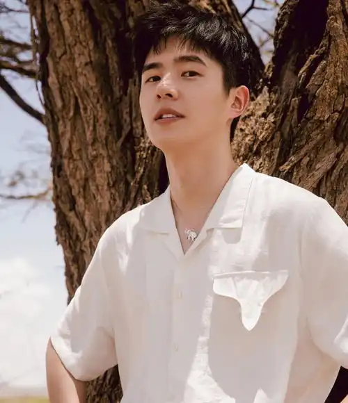 刘昊然旅拍达人身份大公开,还诚恳道歉表示浪费大家流量了
