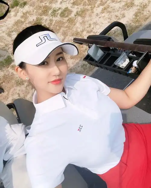模特美女爱打高尔夫球场最美风景她的曲线太火辣
