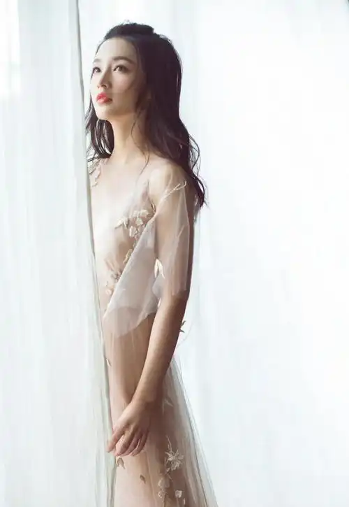 美女明星李沁性感写真
