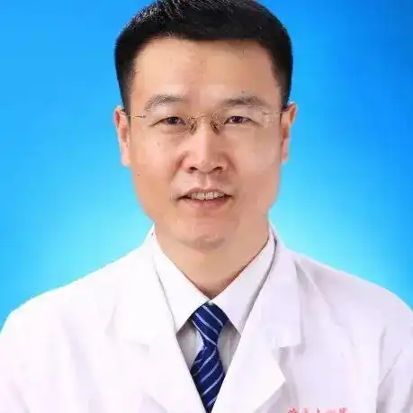 哈医大四院骨科二病房逯代锋主任团队成功为百岁老人实施左股骨头置换术
