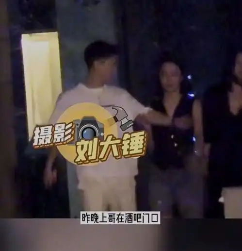 画面曝光曹云金酒吧门口强拽美女上车,女方闺蜜劝阻仍被拒
