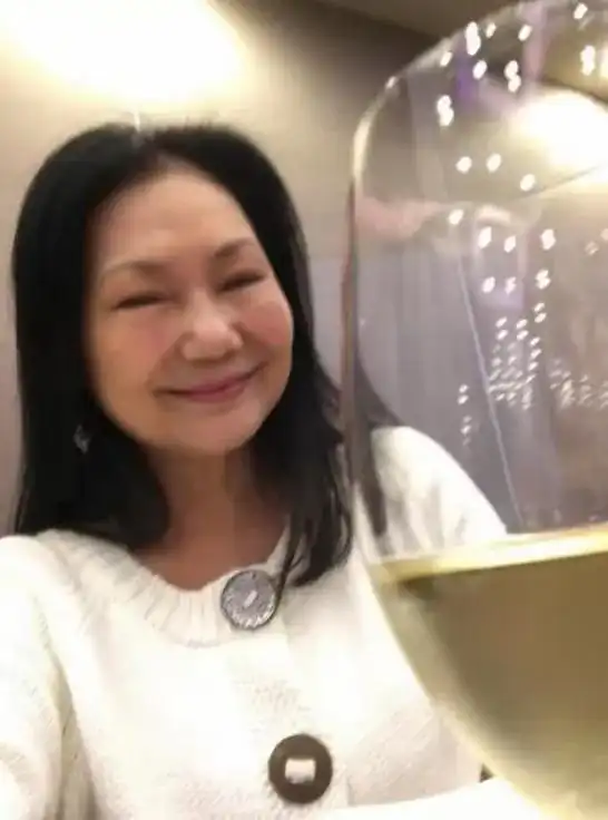 大s去世后s妈首露面眼睛红肿强颜欢笑,频繁换头像表达思女之痛
