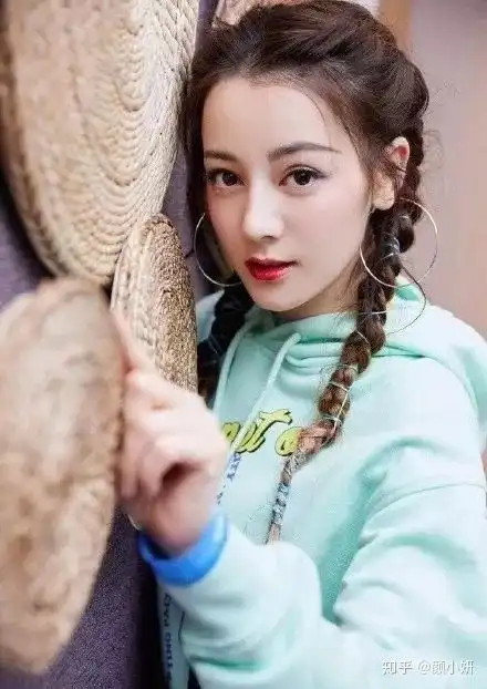 好飒一女的我竟被迪丽热巴的蓝绿色眼线圈了粉
