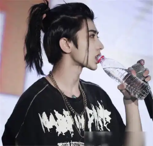 男星扎起高马尾,黄子韬邪魅,蔡徐坤撕漫男,看到王一博非主流吗
