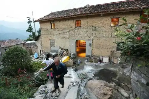 这个副教授改造的乡村夯土房,用尊重和温暖击败了全球540家专业酒店......
