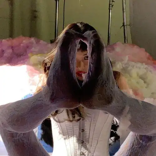 泫雅ins更新给大家比个心感谢支持
