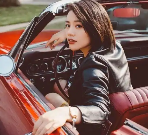 这两个金马影后原来从小就很要好,周冬雨和马思纯搞怪到家了
