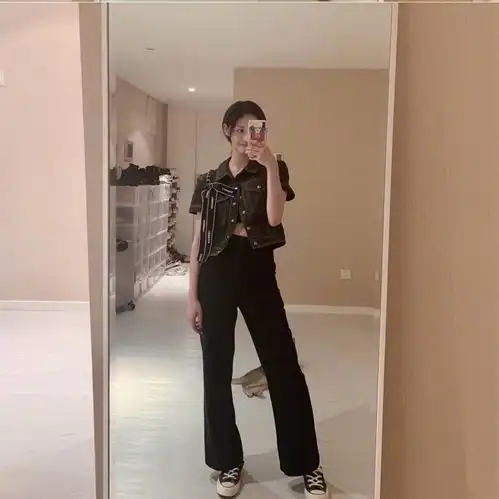 甜美系周洁琼解锁轻熟风,法式碎花裙配西装,可帅气可仙女
