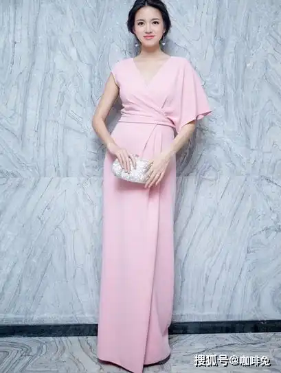 世界小姐张梓琳,时尚感好强,让她整个人呈现出更加摩登的一面
