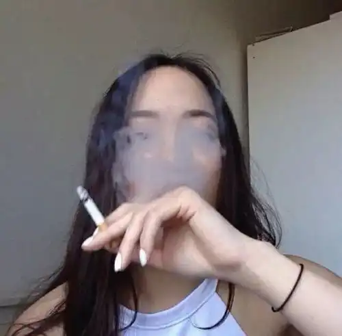 抽烟男女头
