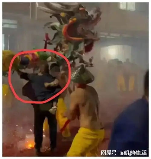 广西男子抱孩子,扯龙身遭护龙队抱摔当地以前流鼻血笑着离开
