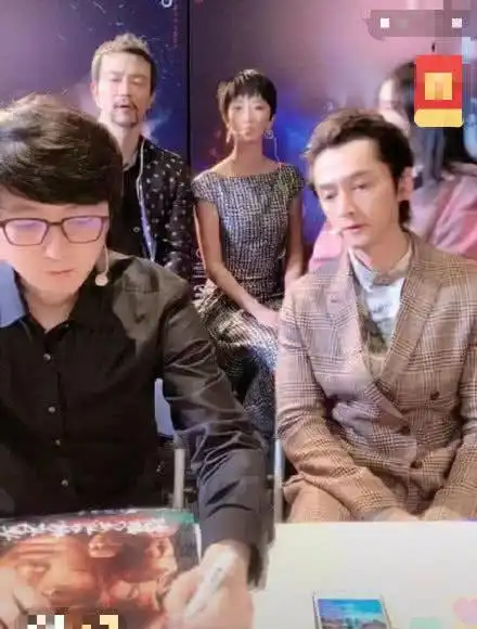 明星饱受直播间美颜冲击王一博成樱桃小嘴,胡歌吓得不敢抬头
