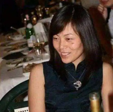 被赞最干净男星,与妻携手22年0绯闻,出名后把妻子宠成公主
