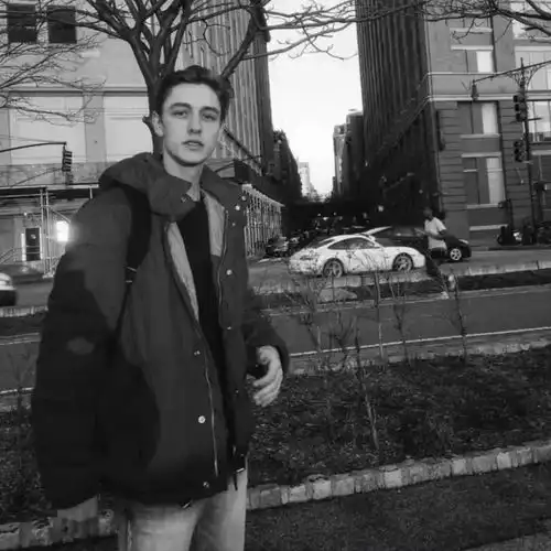 头像世上男人千千万,老娘高兴天天换
