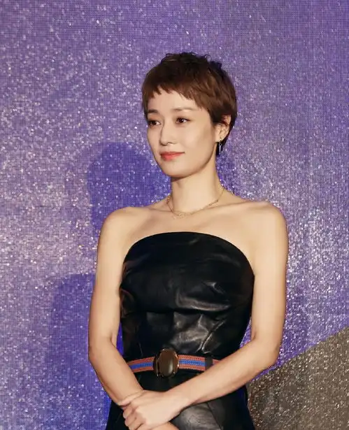 马伊琍换新的造型走机场,超短发造型搭配拼接色连衣裙,优雅大气
