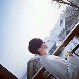 穿白色衬衫,侧脸,略带忧伤的男生qq头像
