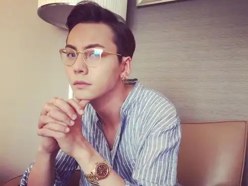 溜肩驼背大肚腩,娱乐圈万众追捧的男神,空有一副好皮囊
