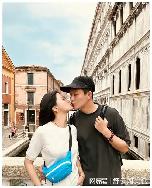 佟大为秀结婚17年,与关悦街头亲吻,第6张图太有年代感