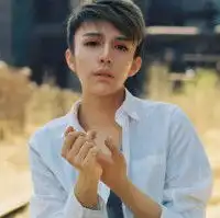 跪求请问他是谁啊
