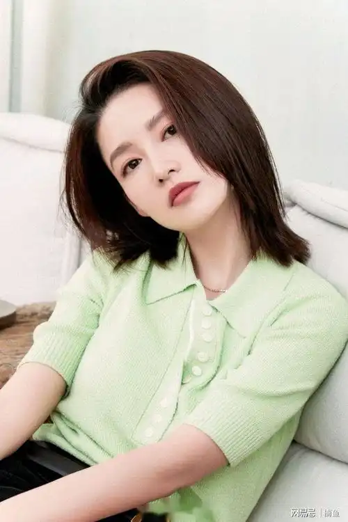 李沁薄荷绿穿搭好抢眼,短发搭配短裤清凉迷人,不愧是小清新
