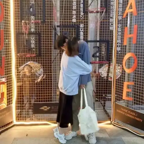 情侣头像外面好冷啊,我想住进你心里
