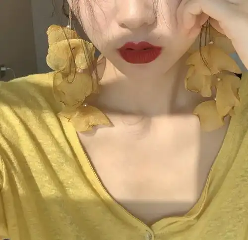 女生头像要努力去发光而不是被照亮
