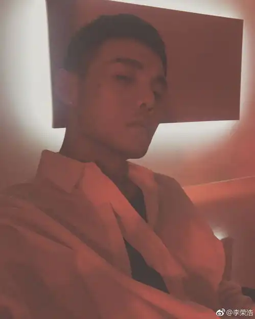 李荣浩最近越来越禁欲系了,这就是对唱的他也太会穿了吧
