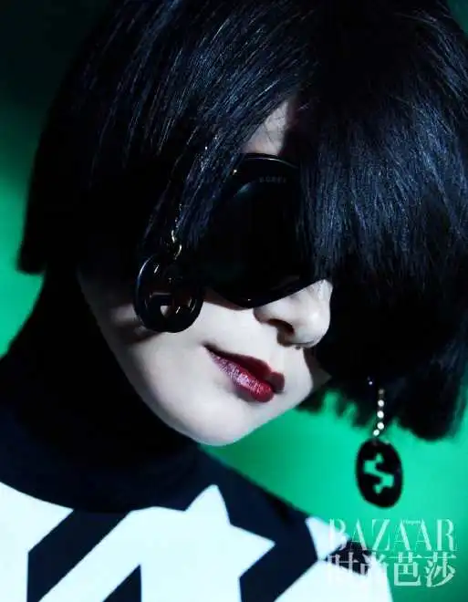 李宇春齐刘海长发造型登封暗色唇妆魅惑又冷艳
